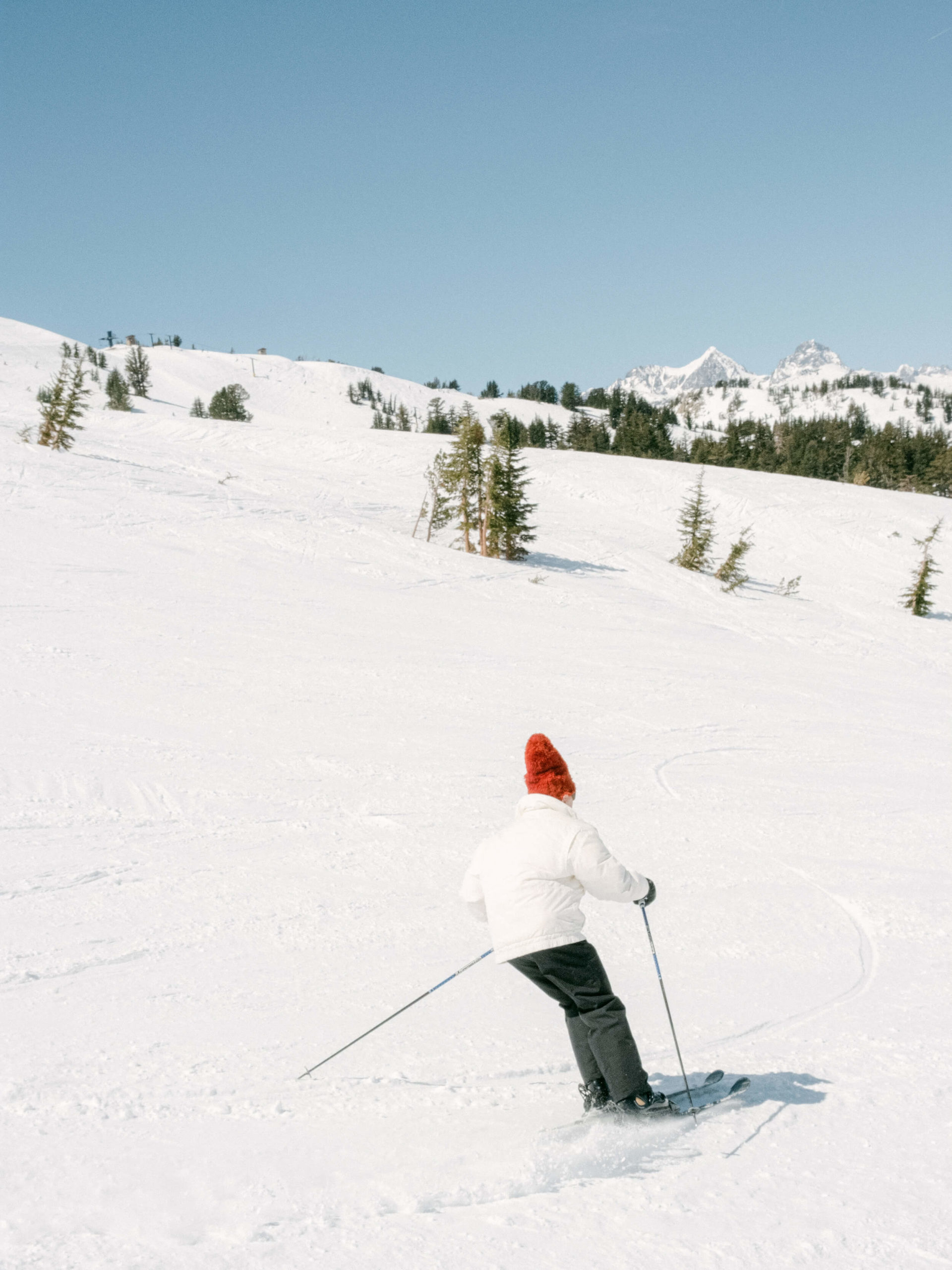 man skiing in red hat