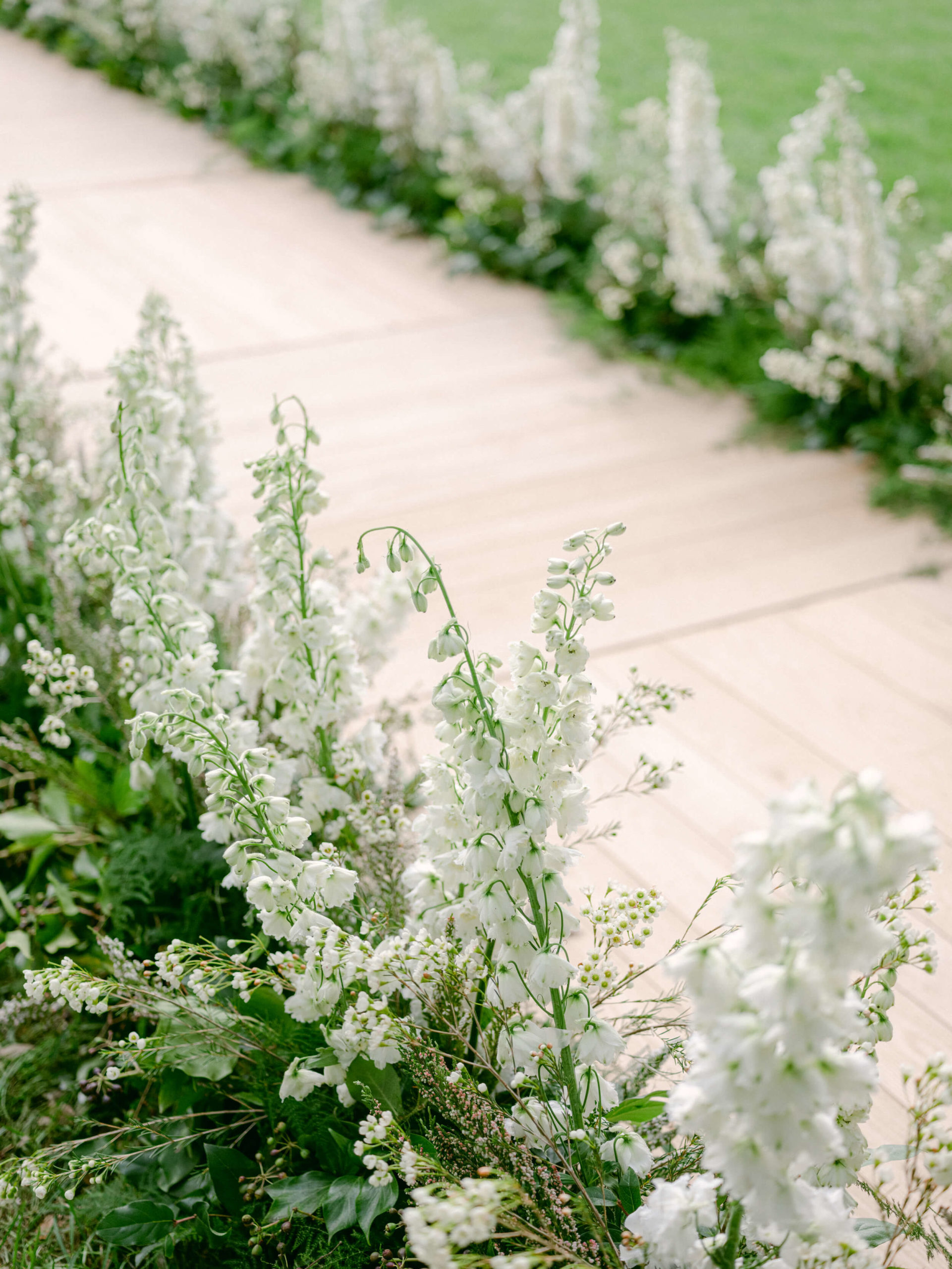 white heather floral ceremony aisle