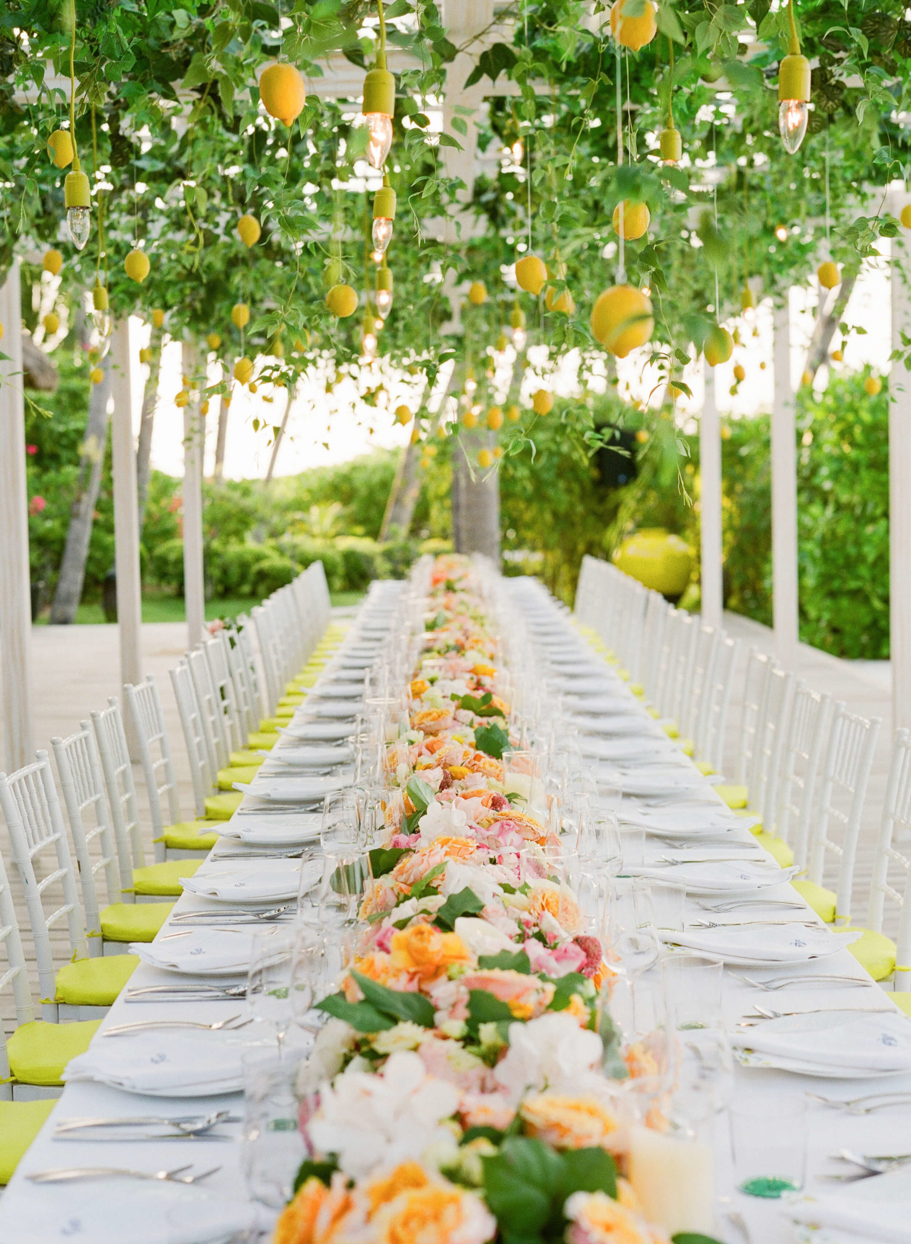 lemon-themed banquet table on the beach