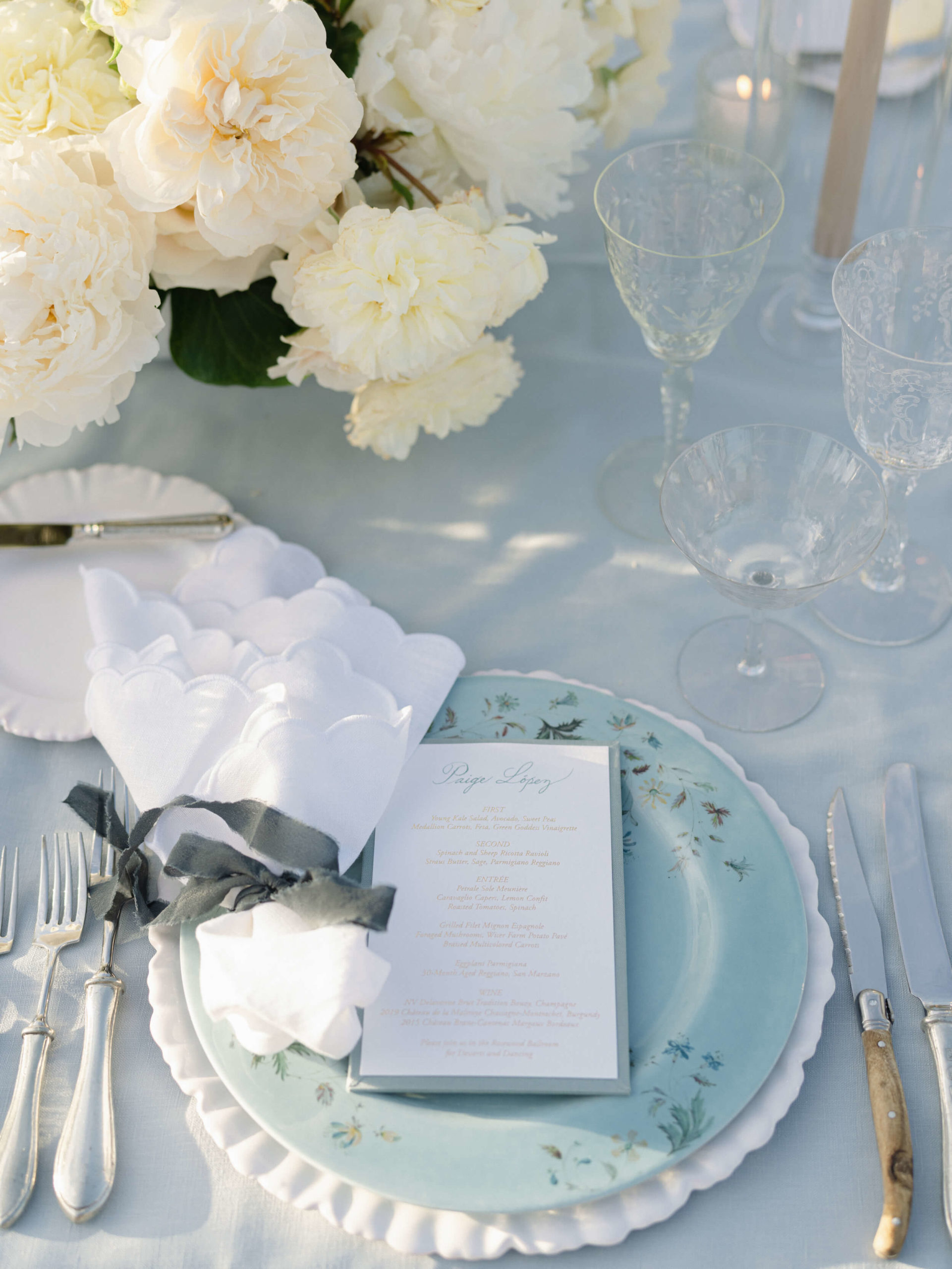Table arrangement at a wedding