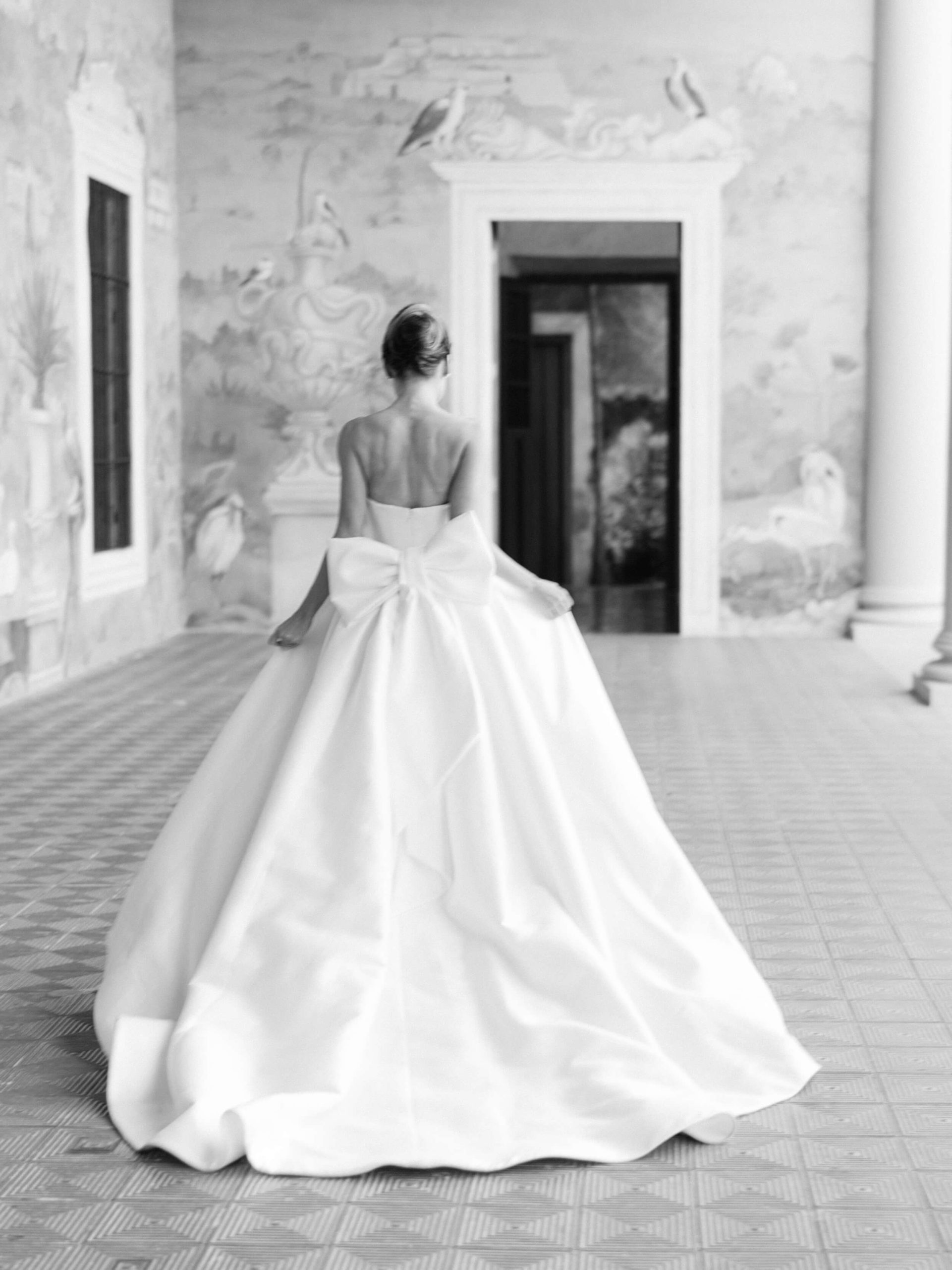 Bride walking in her reception dress in Mérida, Mexico